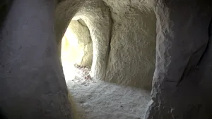 Sfarmă-piatră. Povestea bărbatului din Prahova care şi-a săpat, cu târnăcopul, o locuinţă cu 7 ”camere” într-o stâncă