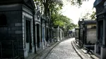 Doi români, urmăriți penal în Franța pentru profanarea unor morminte din 15 cimitire