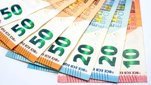 Euro va ajunge curând la 5 lei