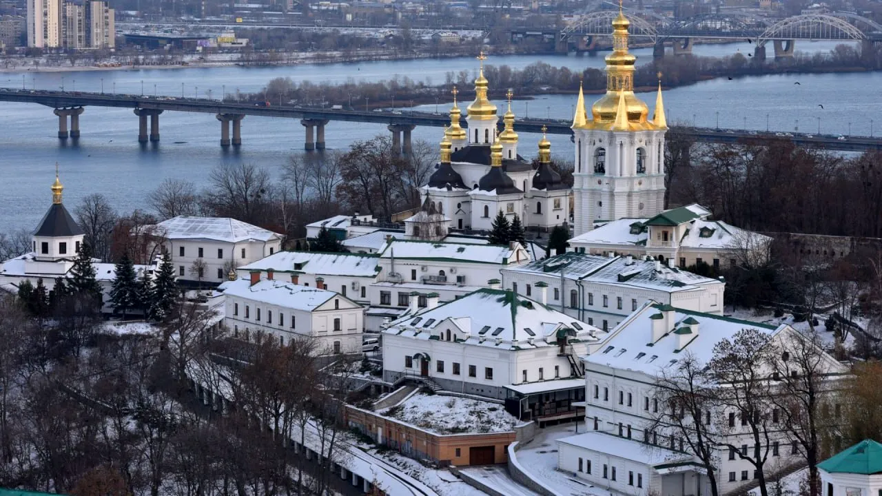 Călugării de la o mănăstire istorică din Kiev sfidează ordinul de evacuare