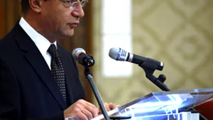 Băsescu cere sindicatelor să renunţe la proteste până după alegeri