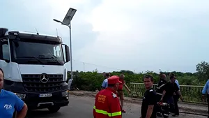 ACCIDENT grav la Arad: Un mort şi doi răniţi răniţi după ce camioneta în care se aflau a căzut de pe un pod | FOTO