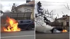 O maşină a izbucnit în flăcări pe o stradă din Iaşi. VIDEO