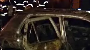 O maşină a luat foc, în Capitală, după ce mai multe persoane au încercat să o fure (Video)