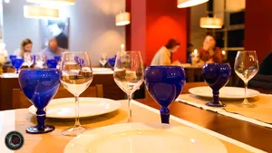 Abandonat de părinţi la 13 ani, un tânăr a devenit managerul unui restaurant de lux, 7 ani mai târziu