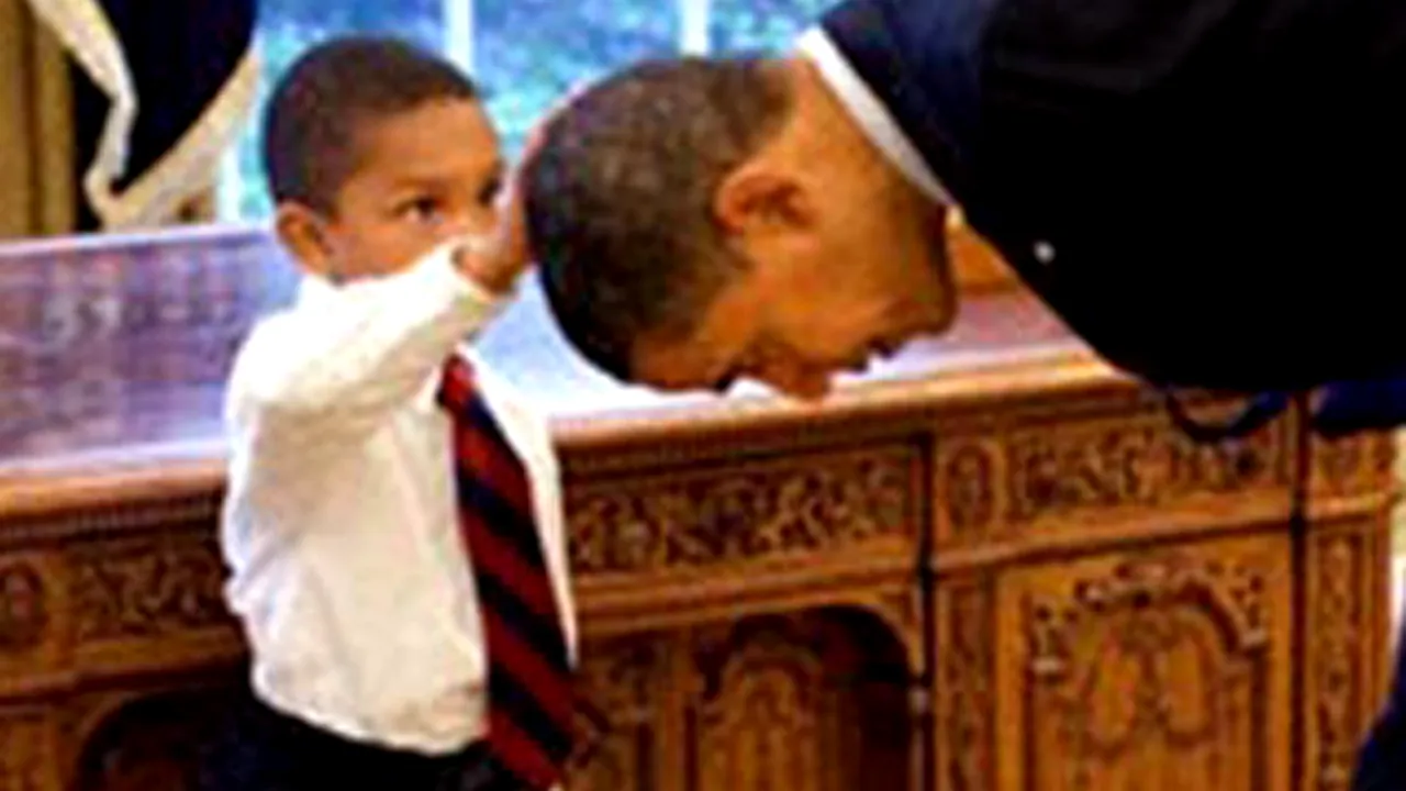Barack Obama, aplecat în faţa unui copil de 5 ani. Povestea imaginii care a făcut înconjurul lumii - FOTO