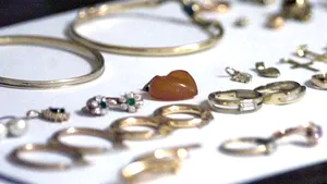 Ce persoane achiziţionează bijuterii pentru copii