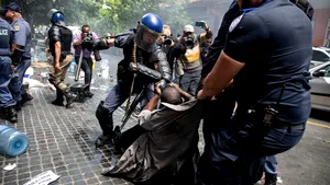 VIDEO Proteste violente petrecute în Africa, din cauza crizei coronavirusului: „Ei vor să ne ucidă cu acest centru!