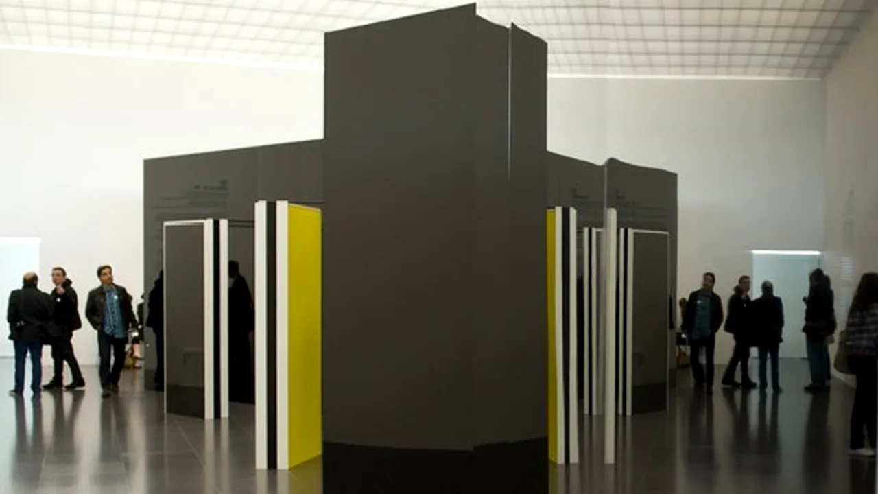 Centrul Pompidou din Paris, decorat cu 80.000 de prezervative colorate