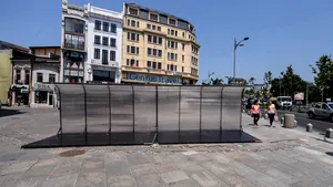 Duşurile stradale din centrul Capitalei au fost montate, dar nu sunt funcţionale - FOTO