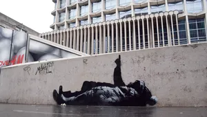 Banksy îi costă scump pe britanici: trei opere au generat cheltuieli de aproape 150.000 de lire pentru a fi îndepărtate