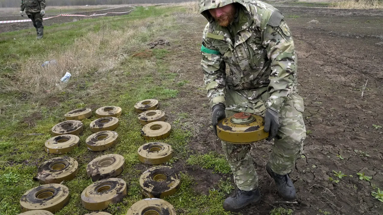 Peste 100.000 de dispozitive explozive au fost dezamorsate în Ucraina de la începutul războiului