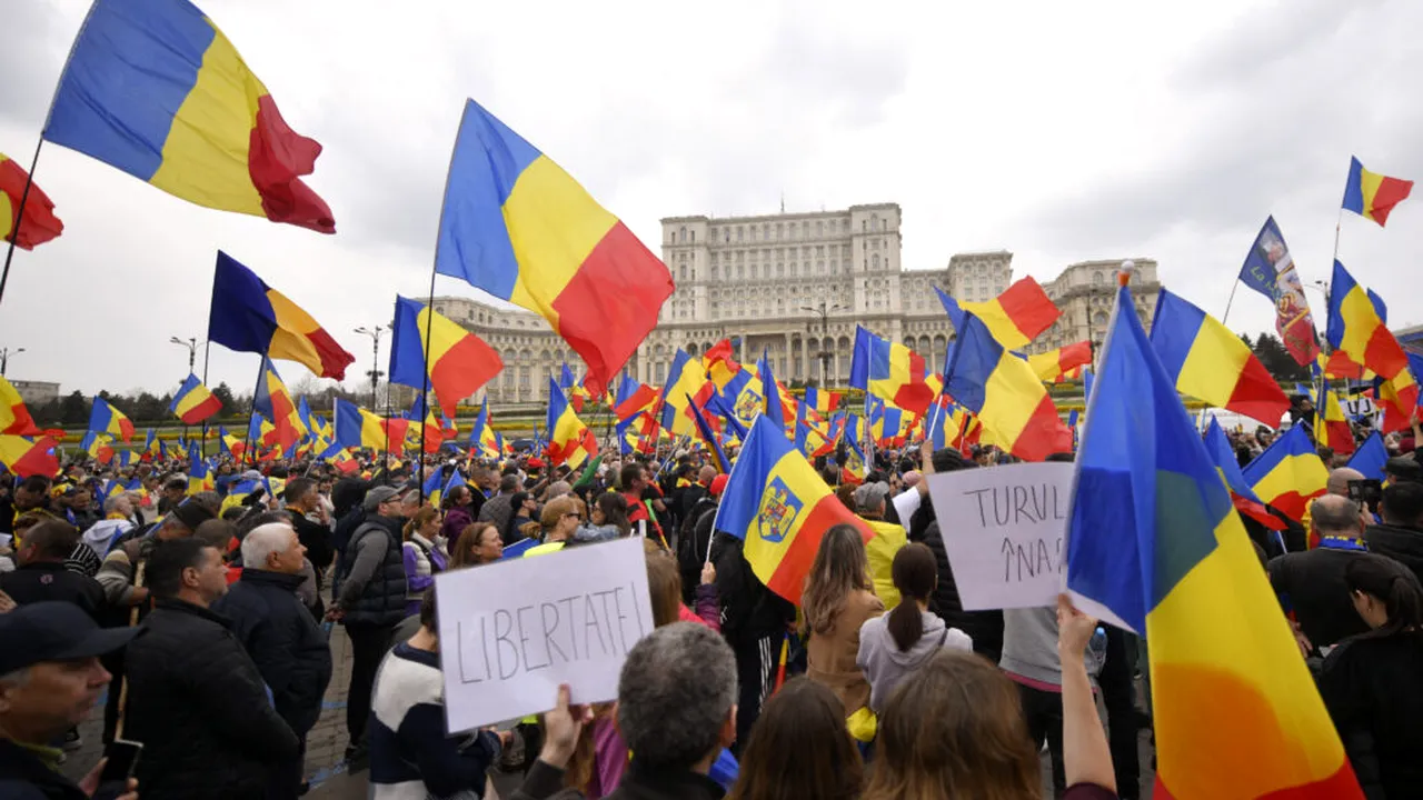 Două persoane ridicate din Piața Constituției, de la adunarea susţinătorilor lui Călin Georgescu