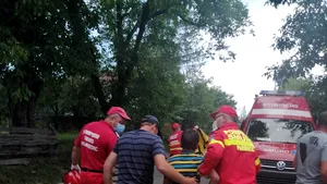 VIDEO Salvat de pompieri, după ce s-a dus să caute mingea. Peripeţiile unui băiat de 10 ani 
