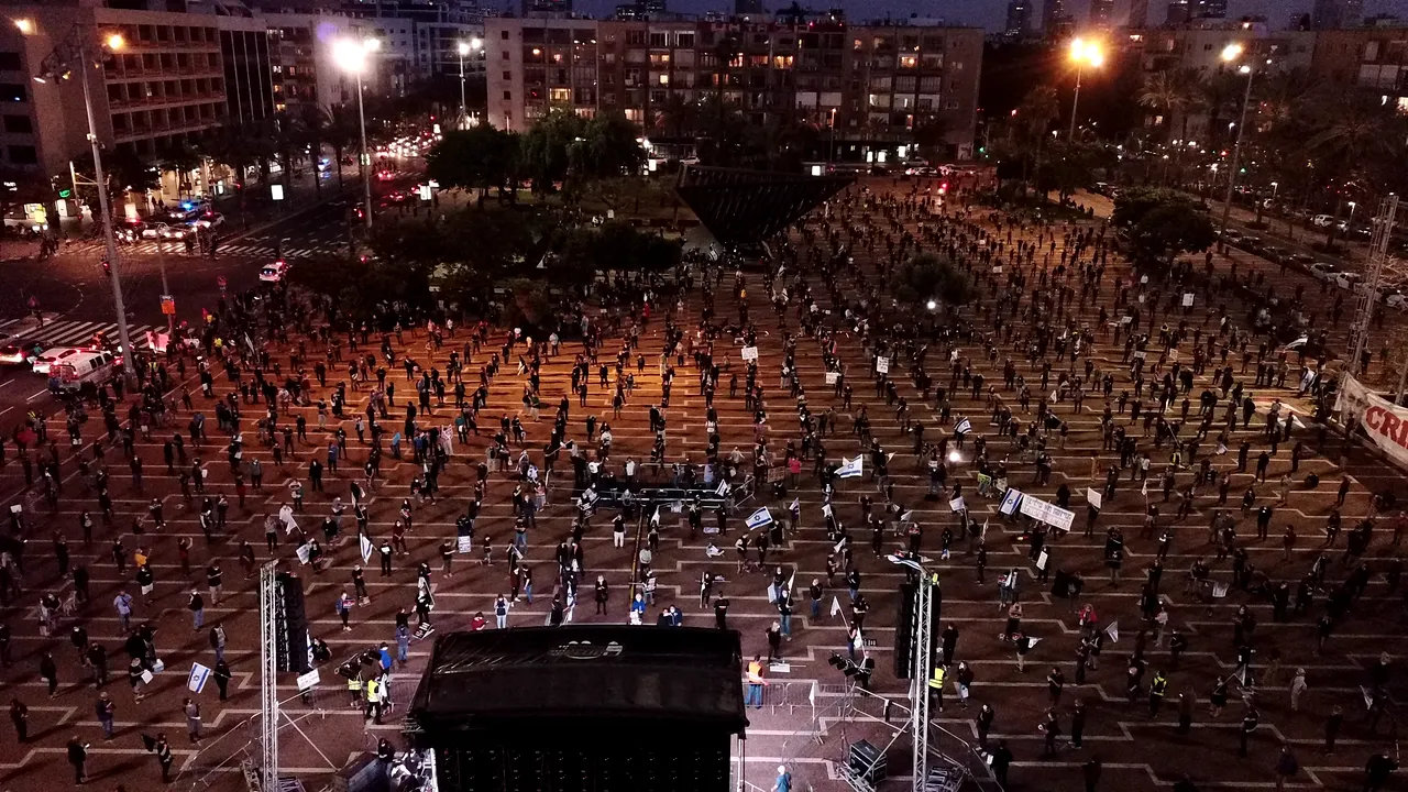 Protest cu distanţare socială la Tel Aviv. Mii de oameni au contestat modul în care Netanyahu conduce Israelul în perioada pandemiei FOTO