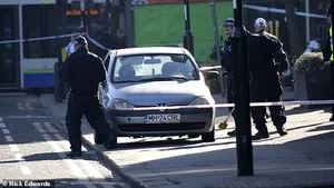 VIDEO | Zonă din sudul Londrei, evacuată din cauza unei maşini cu numere de România. Poliţiştii au trimis un robot să cerceteze vehiculul
