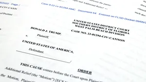 Alegătorii din SUA, preocupaţi în egală măsură de documentele clasificate găsite la Trump şi Biden 