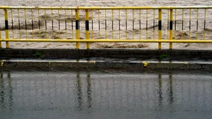 Cod ROŞU de inundaţii pe râul Negru, în Covasna şi Braşov / Zeci de curţi din localităţi din Harghita, acoperite de ape