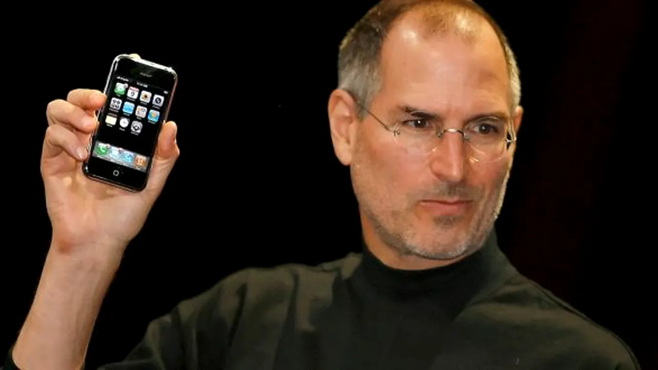 14 ani de la primul iPhone. Steve Jobs: Aici nu vorbim de 3 device-uri separate! Este un singur device! Şi îl numim iPhone! Astăzi, Apple va reinventa telefonul