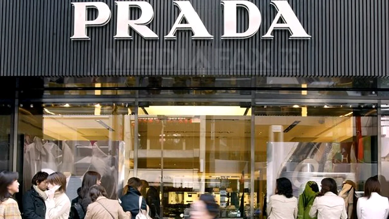 Prada pentru toată lumea? Cum vrea producătorul celebrelor genţi de lux să le vândă ieftin