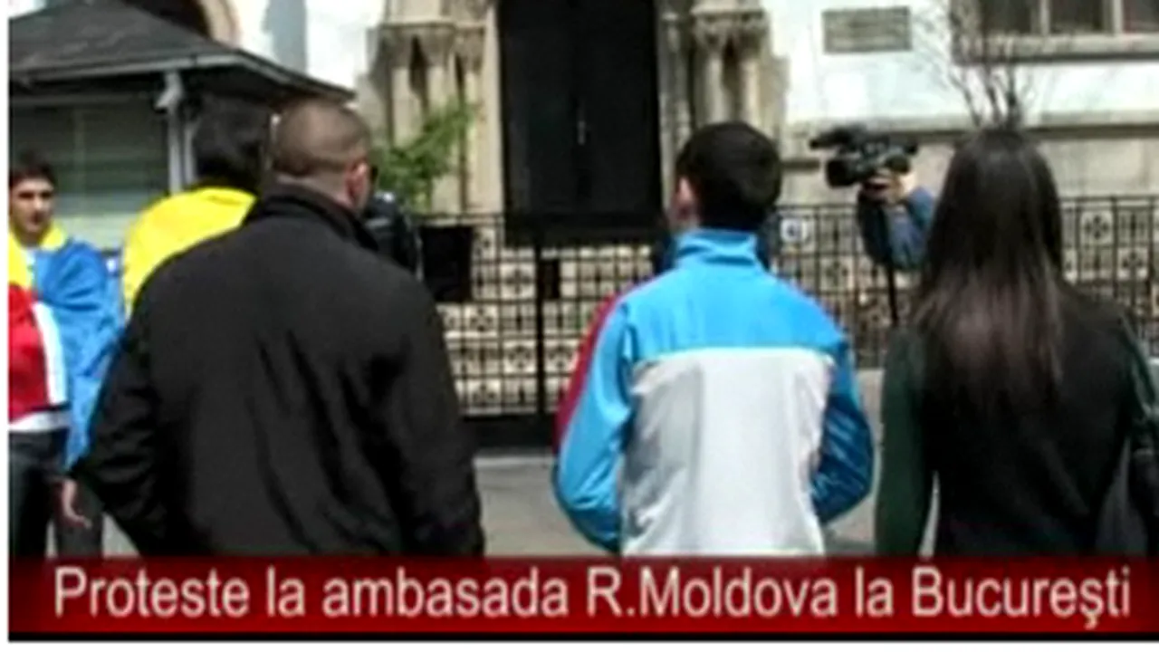 Câţiva studenţi moldoveni au pichetat sediul Ambasadei R. Moldova