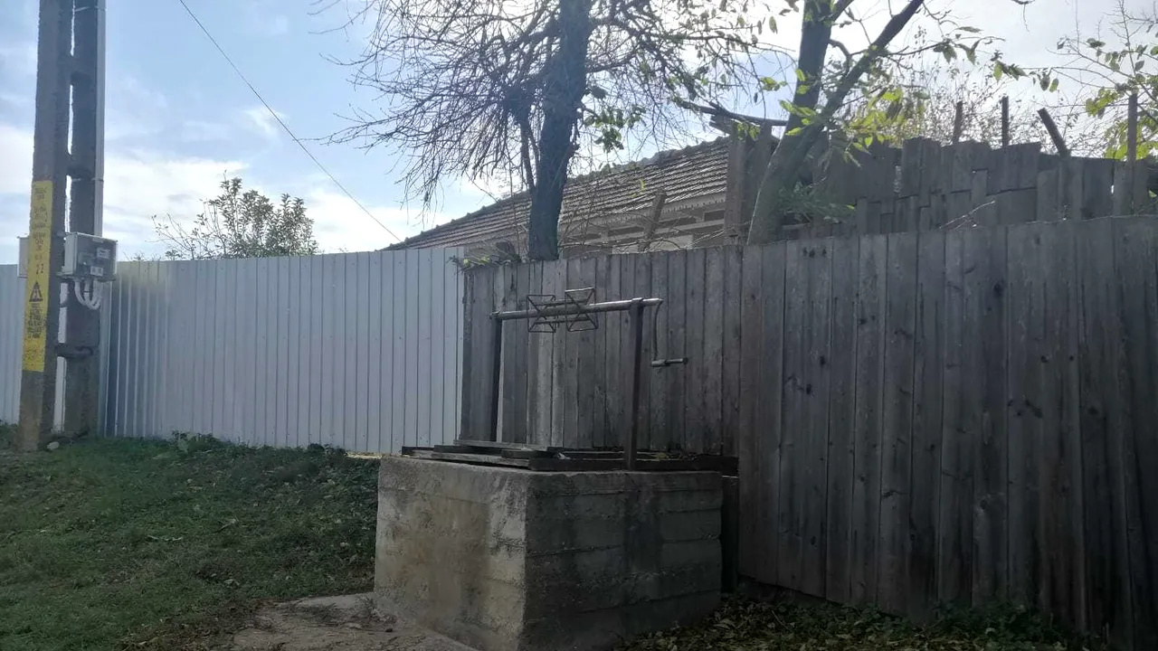 Soţia bărbatului din Iaşi care a turnat otravă în fântâna satului: „Eu nu ştiu ce a turnat, dar mirosea foarte urât. Am cerut ordin de protecţie