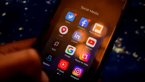 STUDIU. Cât timp petrec antreprenorii şi managerii din România pe reţelele de socializare