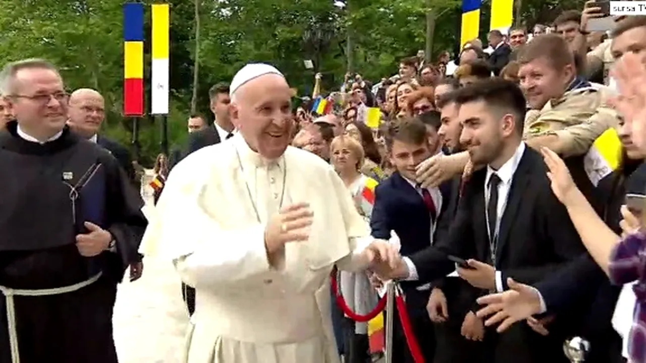 Prima baie de mulţime: Papa Francisc a coborât din maşină pentru a da mâna cu oamenii, la plecarea de la Palatul Cotroceni | FOTO