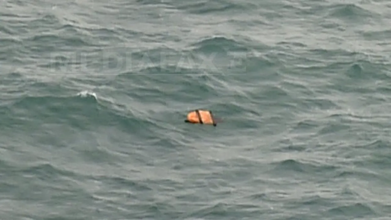 Echipele de intervenţie extind căutările victimelor şi epavei avionului AirAsia în Marea Java