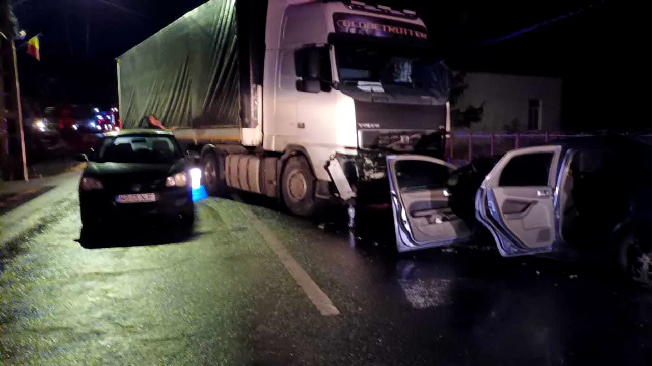 Patru persoane rănite pe DN 15, în Mureş, după un accident între o maşină şi un TIR