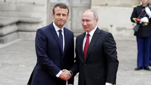 GALERIE FOTO Emmanuel Macron a pledat, alături de Vladimir Putin, pentru menţinerea dialogului cu Rusia/ Ce declară liderul de la Kremlin