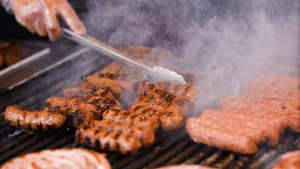 Este periculos să mănânci alimente arse sau prea rumenite? Un oncolog explică ce putem consuma și ce ar trebui evitat