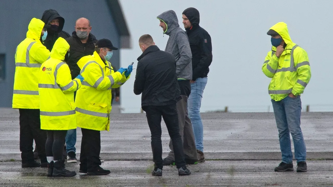 Tot mai mulţi oameni ajung din Marea Britanie în Franţa, pe măsură ce restricţiile se relaxează