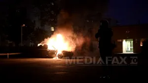 PROTESTE violente la Stockholm: Manifestanţii au atacat cu pietre forţele de ordine şi au provocat zeci de incendii