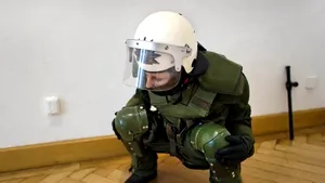 Statuia unei poliţiste care urinează a stârnit polemici la Dresda - FOTO