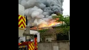 Incendiu puternic în oraşul francez Versailles. Flăcările se extind cu rapiditate | VIDEO