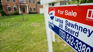 Doi senatori propun vize de rezidenţă pentru străinii care cumpără case de 500.000 de dolari în SUA