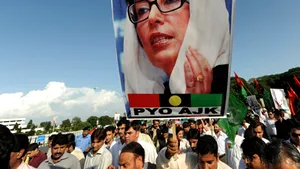 Zeci de mii de pakistanezi la mormântul lui Benazir Bhutto