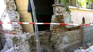 O femeie a murit, iar soţul ei a fost rănit după prăbuşirea unui zid