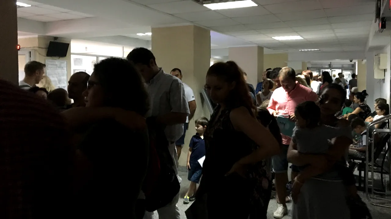 Cozi la direcţiile de paşapoarte | MAI a cerut conducerii instituţiei soluţii rapide până la finalul zilei / UPDATE: Noul centru al Direcţiei de Paşapoarte din Plaza Mall va fi inaugurat luni