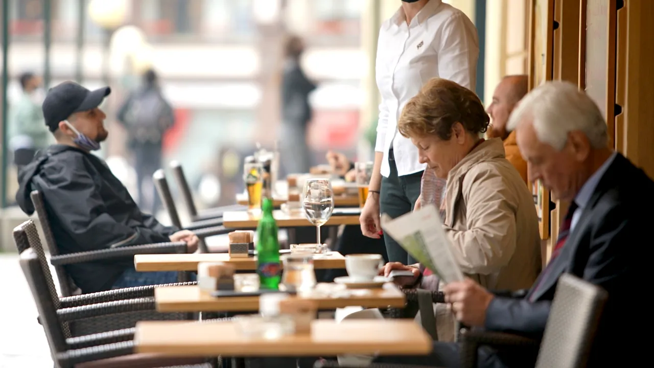 Vlad, chef într-un restaurant din Copenhaga: Localurile arată la fel ca înainte de criză. Nu au fost luate măsuri excepţionale