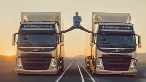 Jean-Claude Van Damme a făcut şpagatul pe două camioane aflate ÎN MIŞCARE, în cea mai nouă reclamă la Volvo - VIDEO