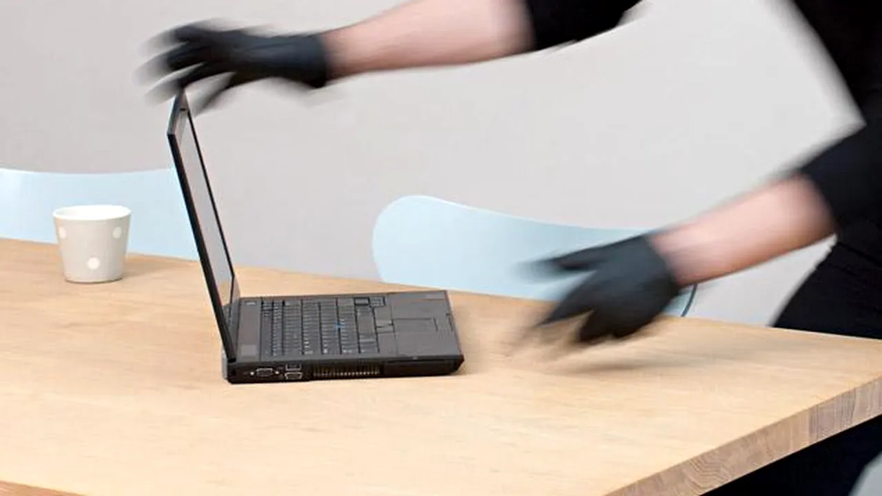 Un hoţ i-a furat unui student laptopul. La scurt timp după aceea, infractorul i-a făcut o OFERTĂ total neaşteptată