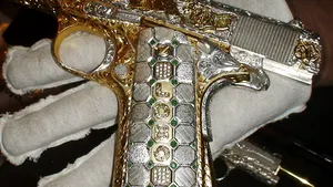 Arme aurite şi încrustate cu diamante, confiscate în Mexic de la un traficant de droguri - FOTO