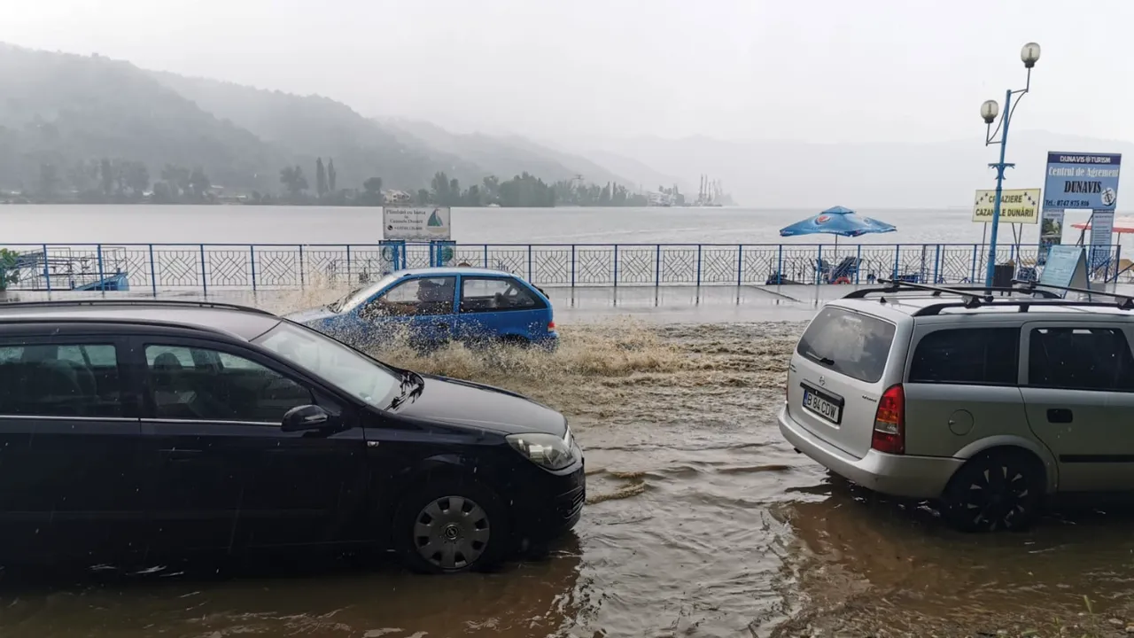 FOTO & VIDEO | Adrian, Andreea şi Gelu s-au luptat azi cu puhoaiele care au acoperit mai multe localităţi din ţară