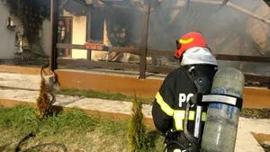 INCENDIU puternic la o pensiune din Tulcea. Mai mulţi turişti s-au autoevacuat | FOTO, VIDEO