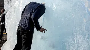 ÎNCĂLZIREA GLOBALĂ: Blocuri de gheaţă din Groenlanda, expuse la Paris cu ocazia conferinţei COP21 - FOTO, VIDEO