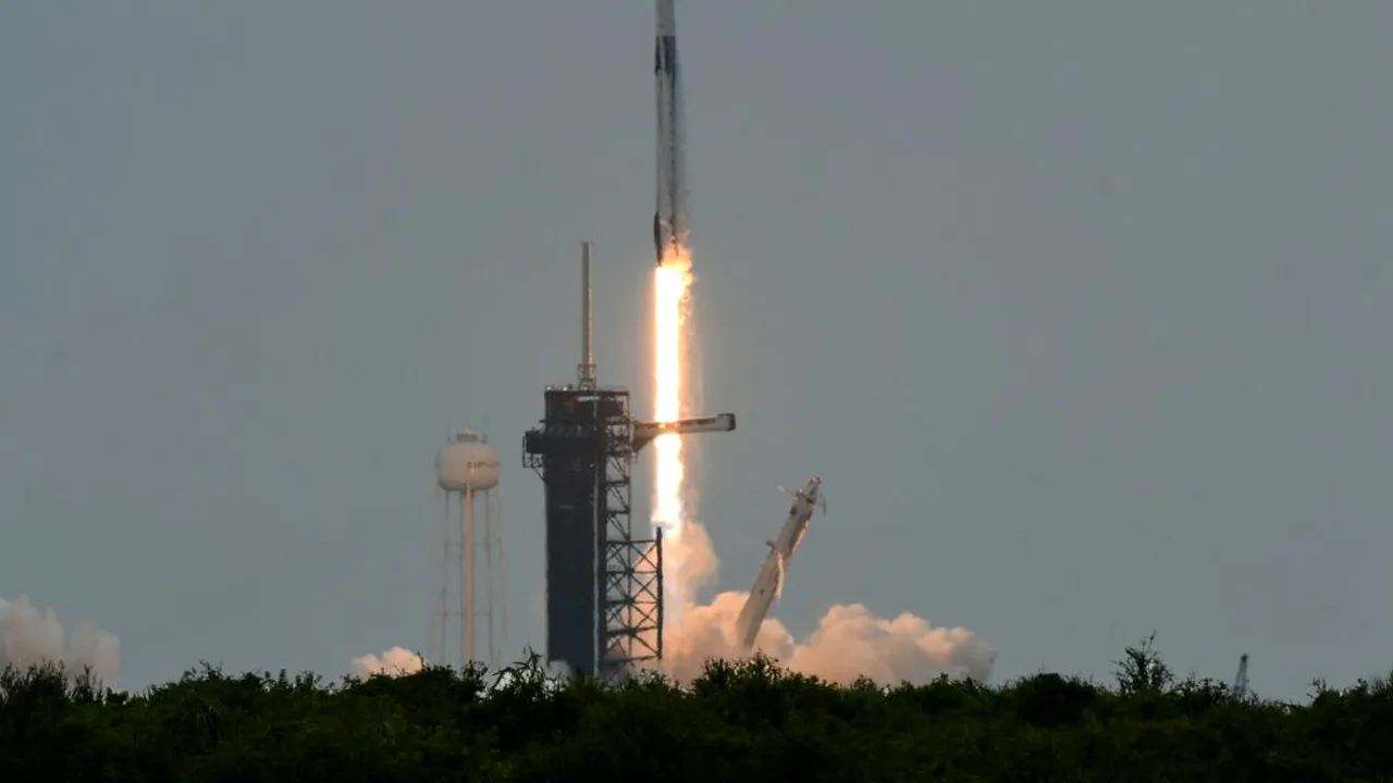 După un an de așteptare, astronauții SpaceX au decolat spre Stația Spațială