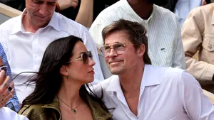 Trendul „ingenios” ce ascunde îmbătrânirea, popular în rândul vedetelor. Brad Pitt s-a alăturat tendințelor