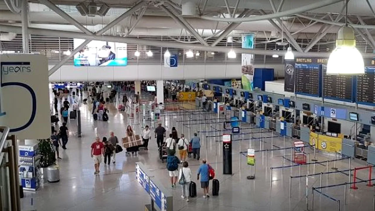 Incident pe Aeroportul Internaţional din Atena. Româncă arestată, după ce poliţiştii au găsit asupra ei sute de paşapoarte şi cărţi de identitate